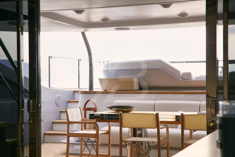 Shabby yacht interior 75