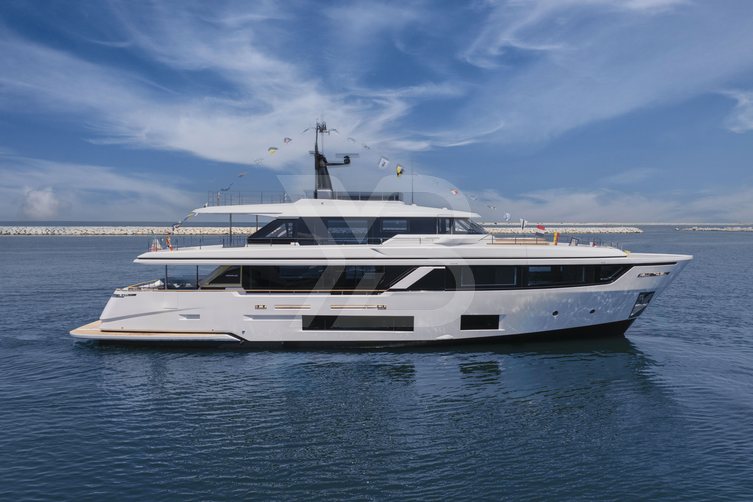 Mia CA yacht exterior 2