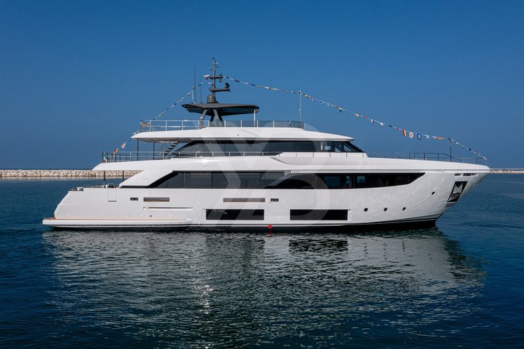 Bella Vita yacht exterior 2