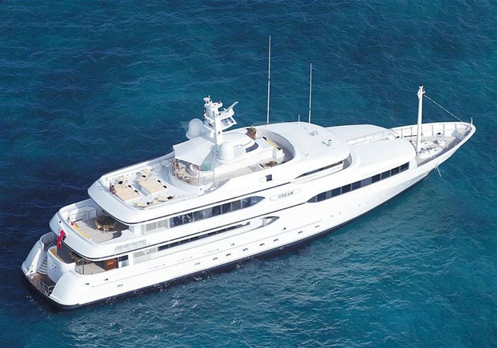 Amanti yacht exterior 2