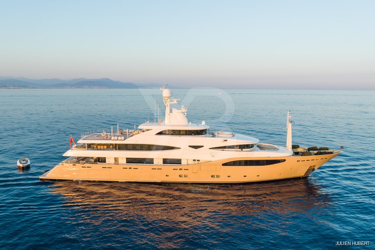 Light Holic yacht exterior 8