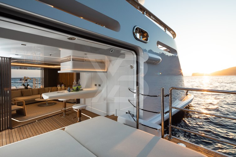 Artisan yacht exterior 162