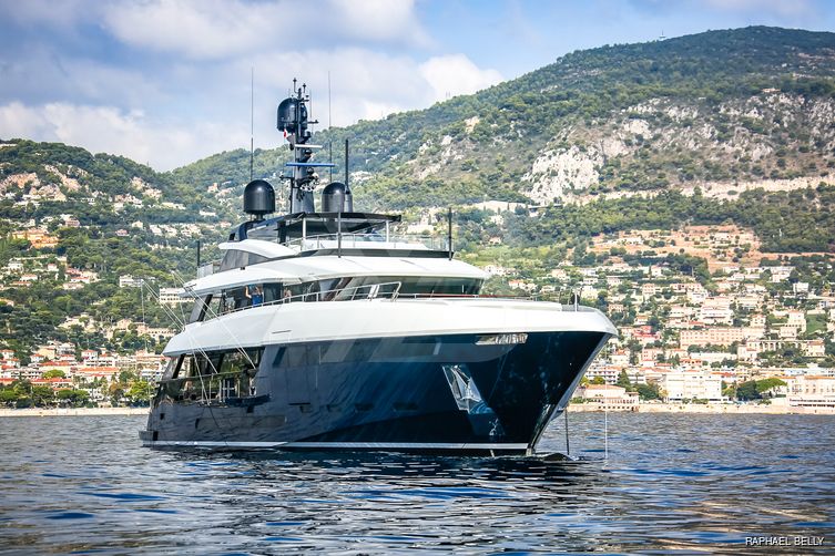 OM yacht exterior 20