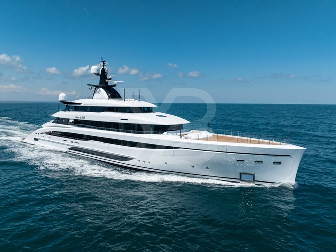 Amor a Vida yacht exterior 2