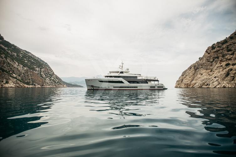 Heeus yacht exterior 28