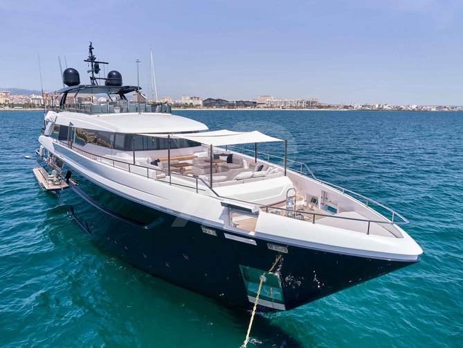 Horizon yacht exterior 3