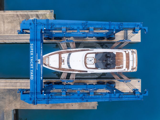 Custom Line 33/34 yacht interior 4