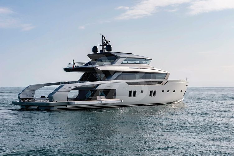 HM 1 yacht exterior 3