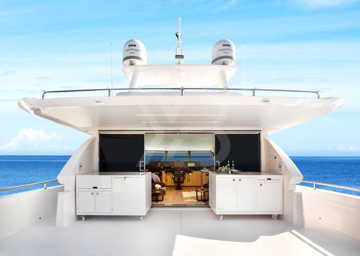 Amphib yacht exterior 4