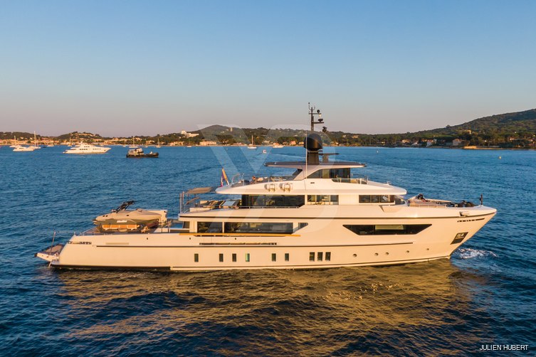 X yacht exterior 26