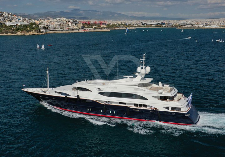 Sunday yacht exterior 3