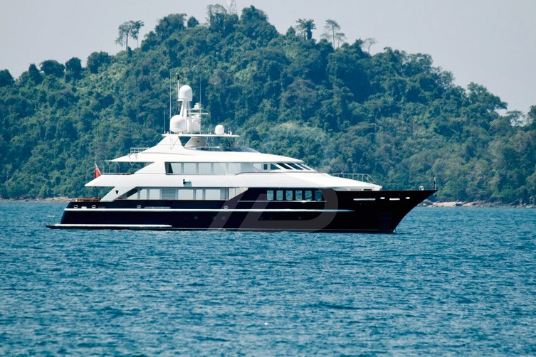 Lady Azul yacht exterior 18