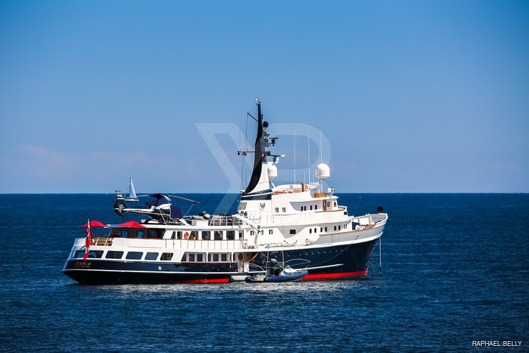 Itasca yacht exterior 4