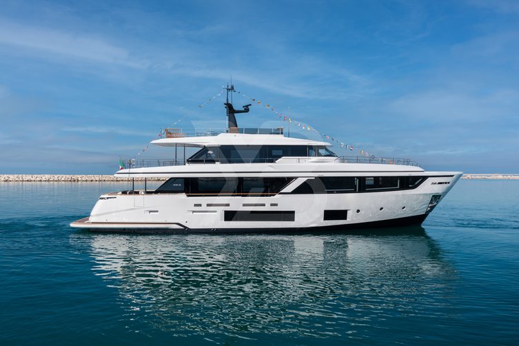 Gindungo yacht exterior 2