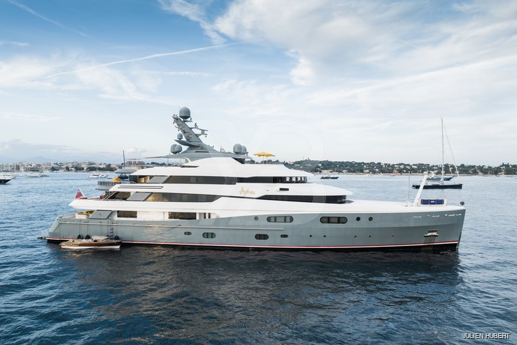 Aviva yacht exterior 11