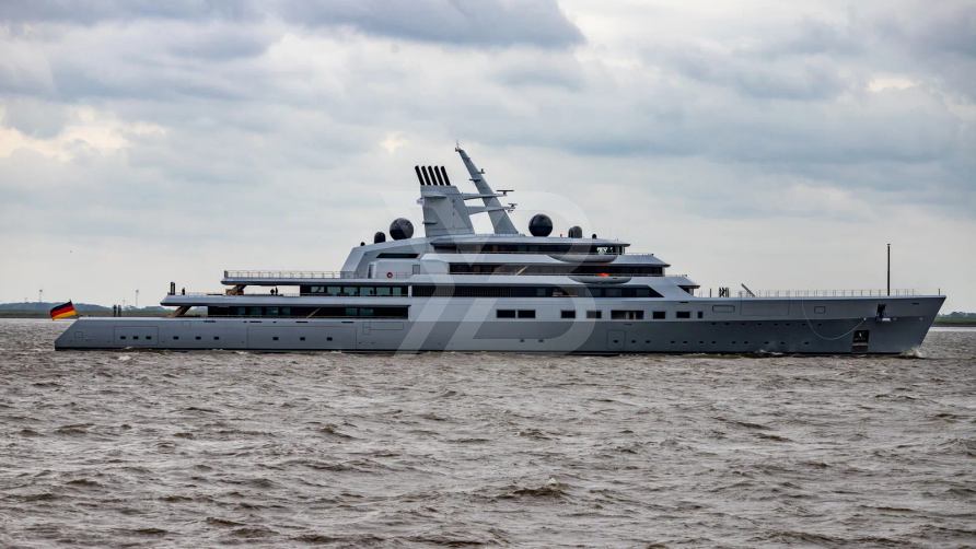 Dragonfly yacht exterior 18