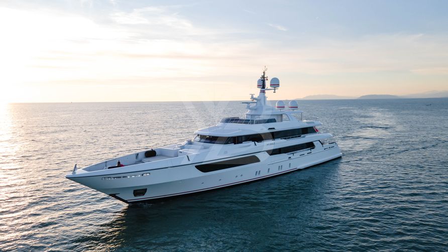Cocktails yacht exterior 10