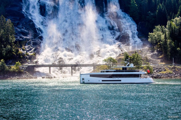 Gray Cliffs yacht exterior 10