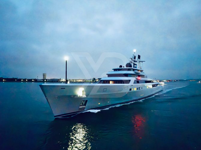 Dragonfly yacht exterior 23