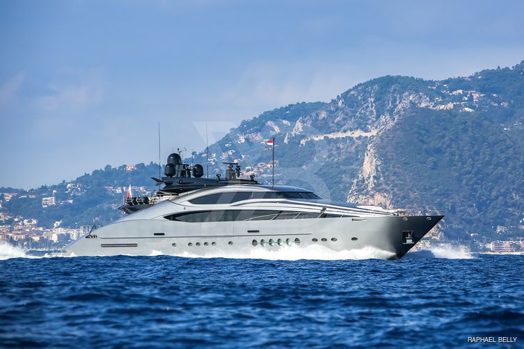 Five yacht exterior 14