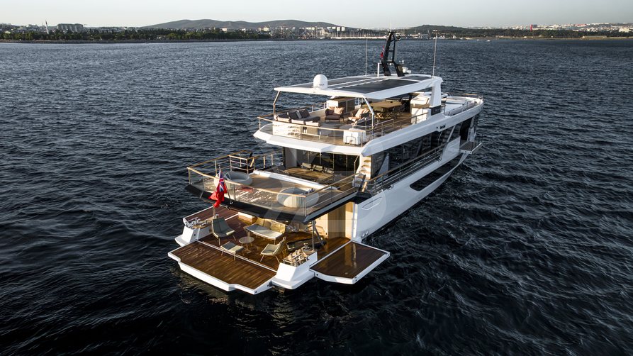 Tuccini yacht exterior 30
