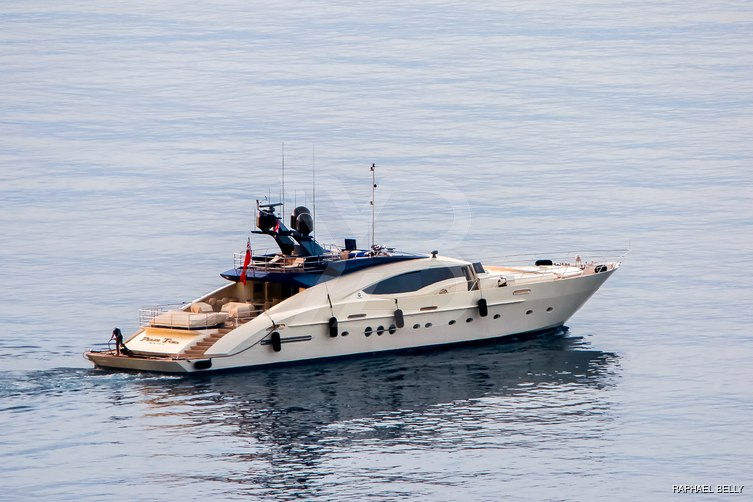 AK Royalty yacht exterior 4