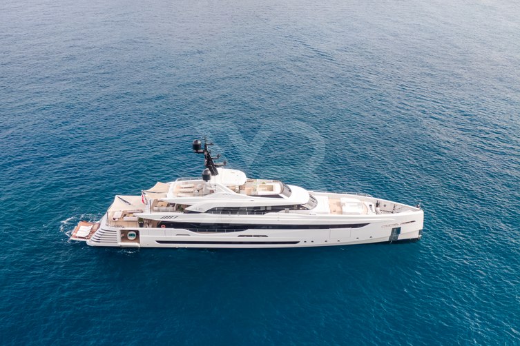 LEL yacht exterior 2