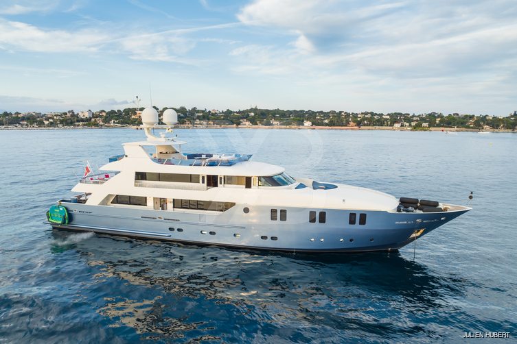 Irama yacht exterior 2