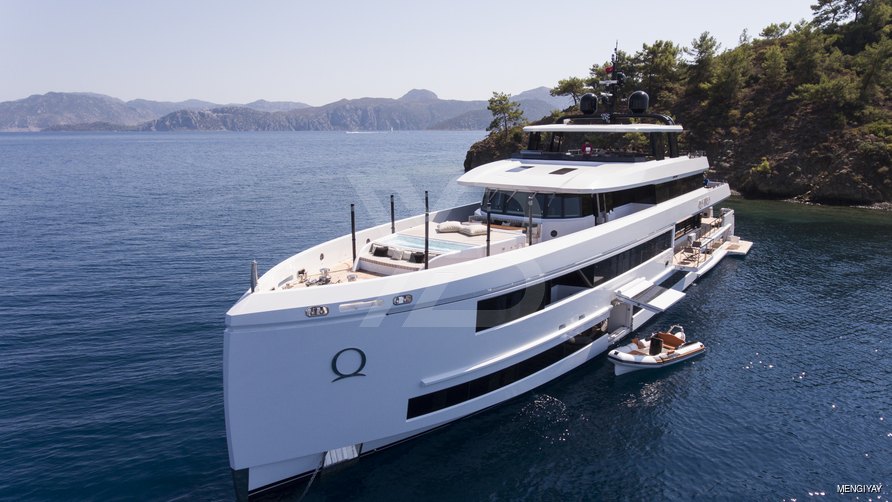 Aquarius yacht exterior 9