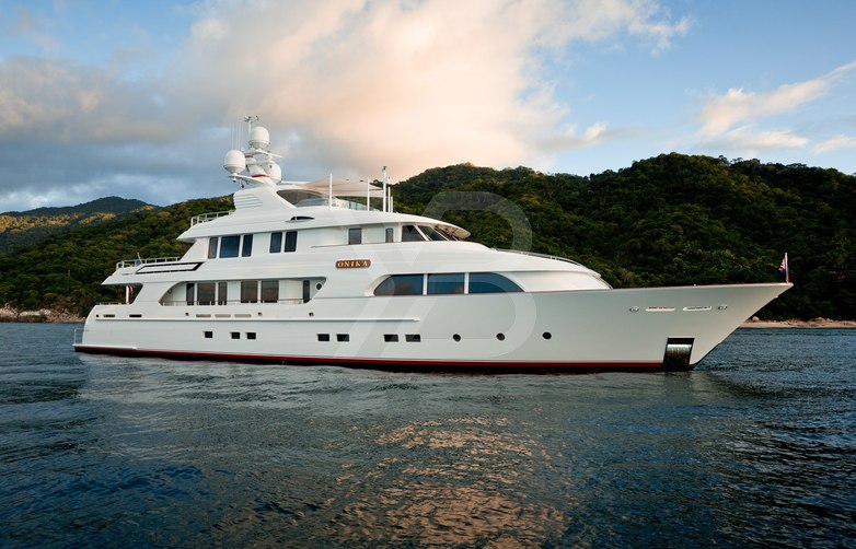 Onika yacht exterior 2