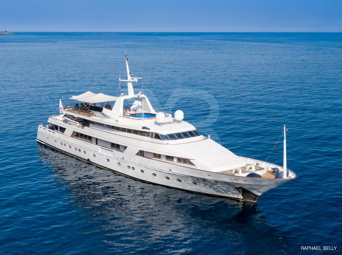 Darnice III yacht exterior 8