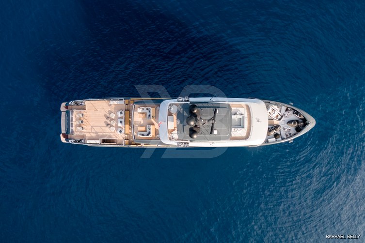 Amo yacht exterior 5