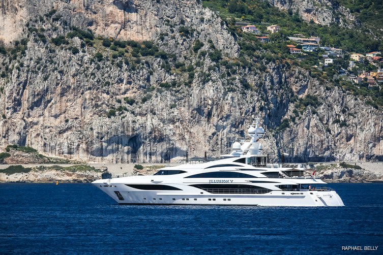 Illusion V yacht exterior 4