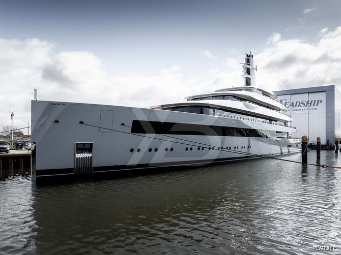 Moonrise yacht exterior 8