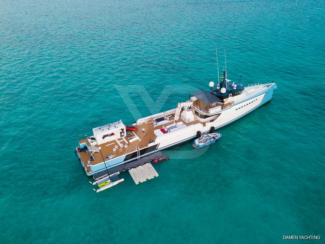 Chasing Romance yacht exterior 2