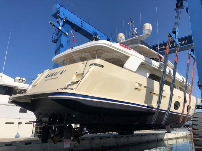 Lulu V yacht exterior 4