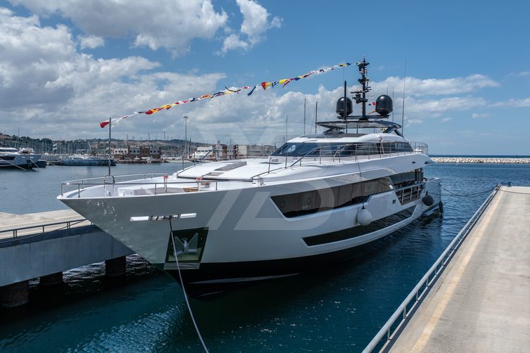 Gerry's Ferry yacht exterior 3