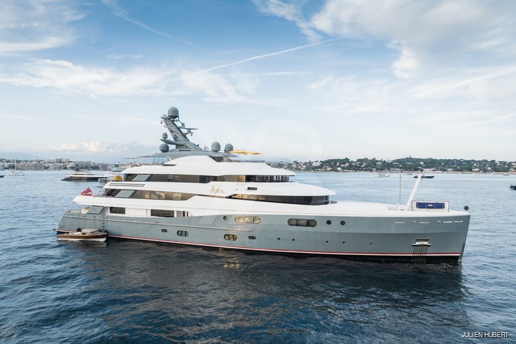 Aviva yacht exterior 12