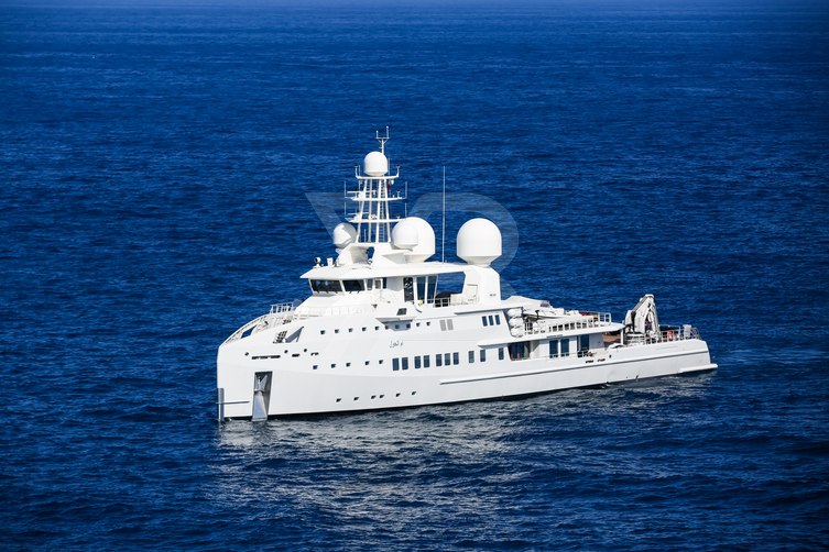 Um Alhoul yacht exterior 3