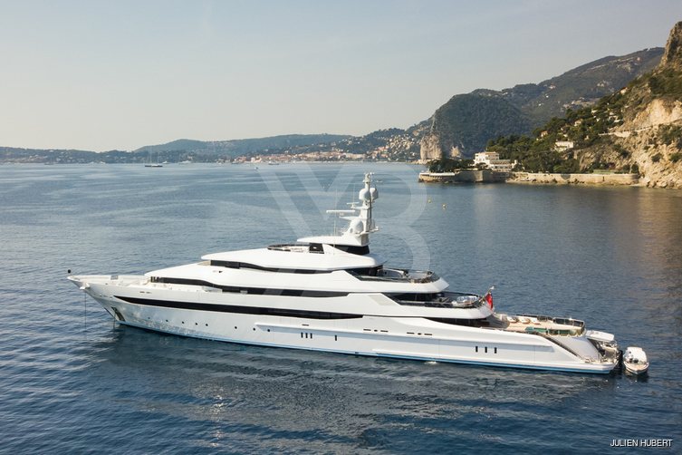 Amore Vero yacht exterior 2