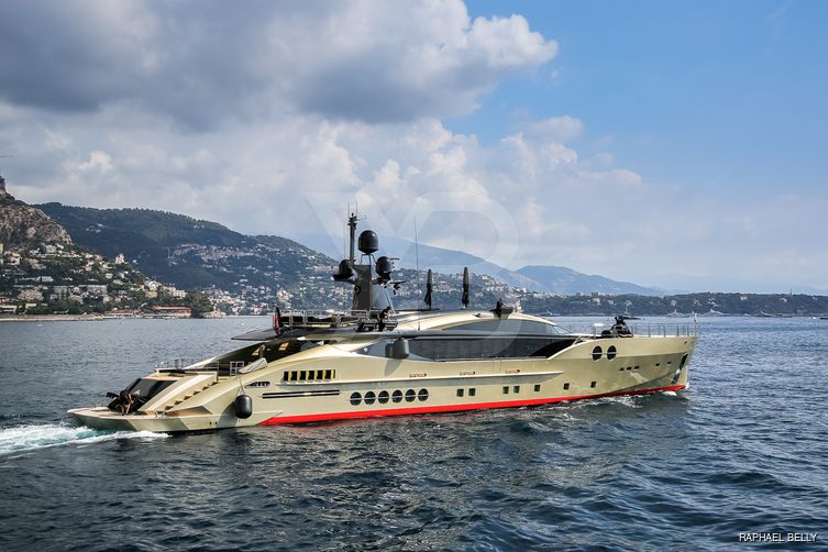 DB9 yacht exterior 11