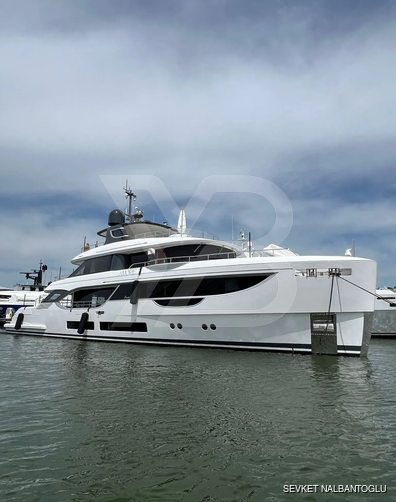 Amore yacht exterior 3