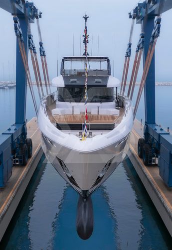 Leon yacht exterior 3