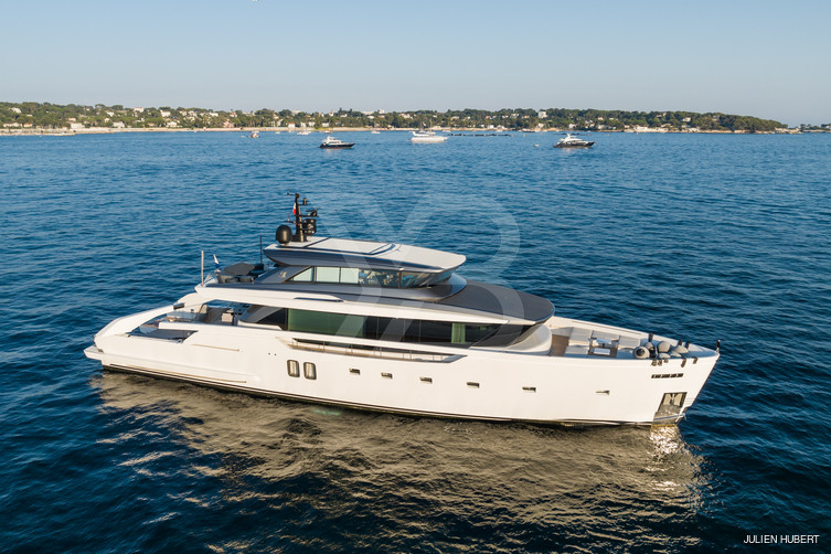 H yacht exterior 17