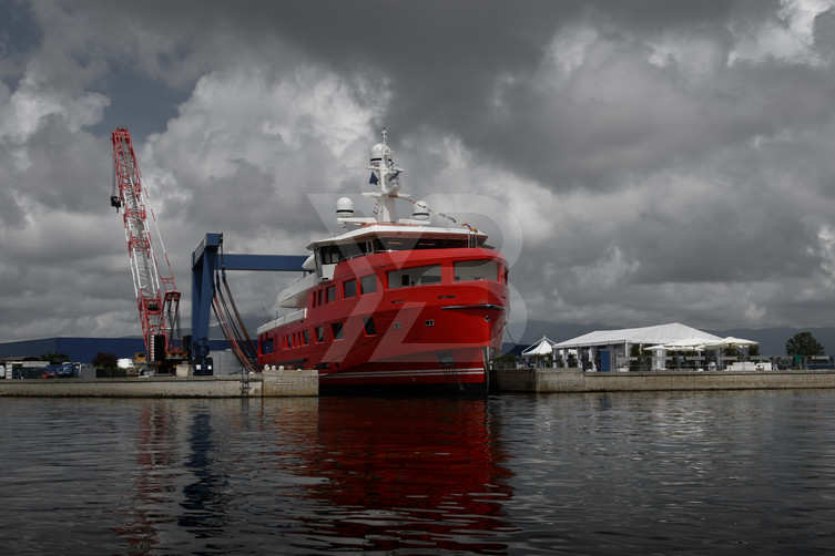 Akula yacht exterior 8