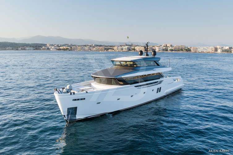 H yacht exterior 21