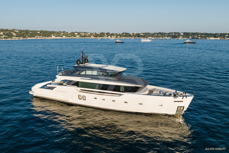 H yacht exterior 13