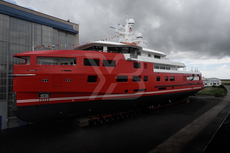 Akula yacht exterior 2