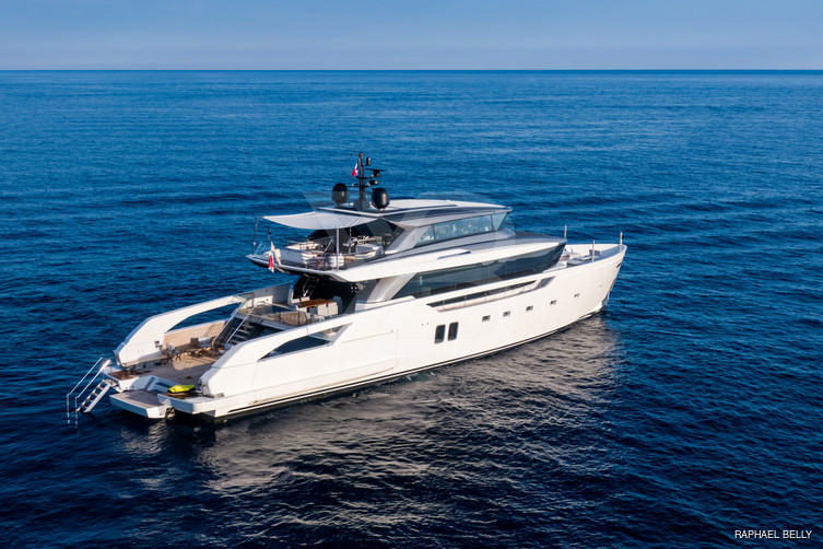 H yacht exterior 12