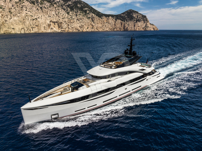 I Am yacht exterior 10